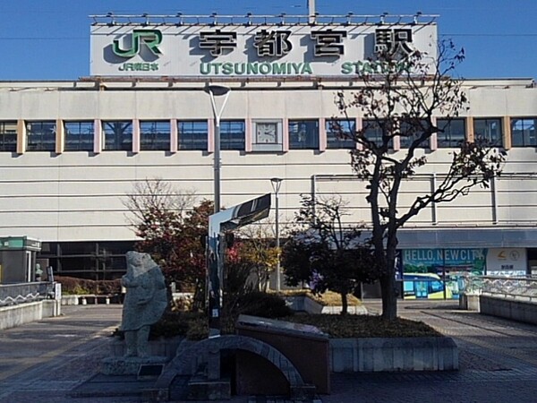 宇都宮駅の駅舎と餃子像