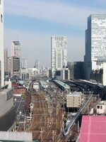 東京駅の全景と上り500系のぞみ号