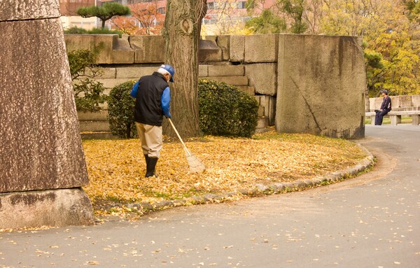 大阪城のお掃除おじさん