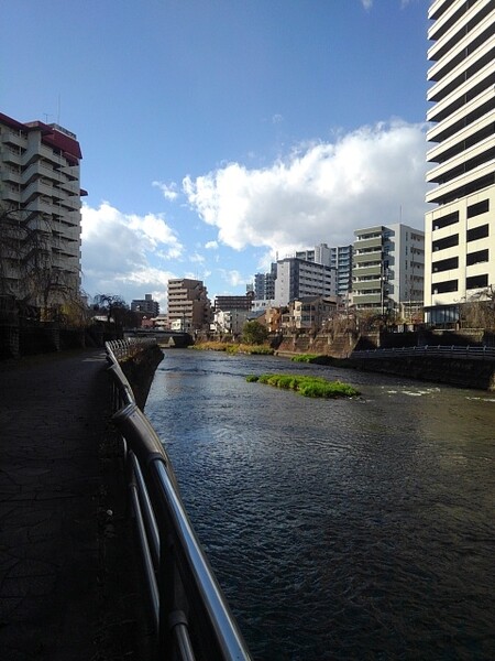 ビルの谷間の川