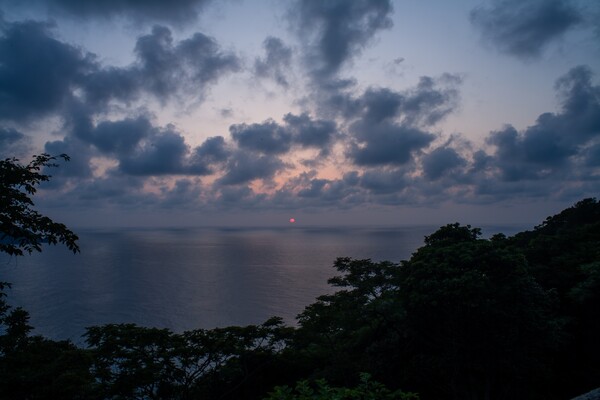 雲の多い日本海の日没。