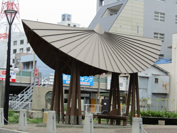 阿波踊り会館の前に網傘の休憩所