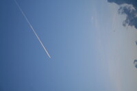 飛行機雲、上空通過中