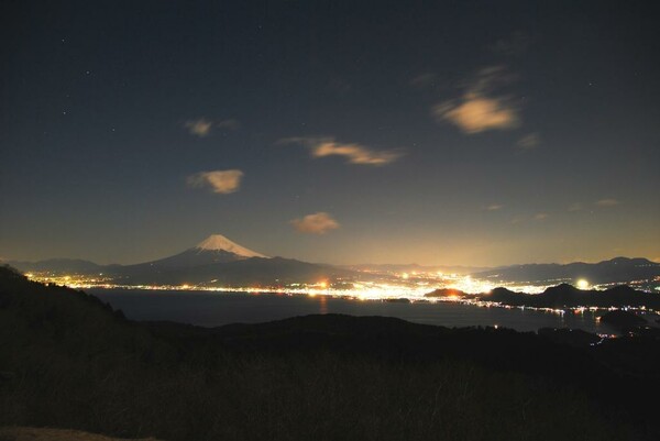 満月で照らされた富士山