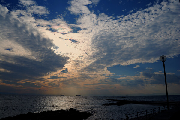 彩雲と海