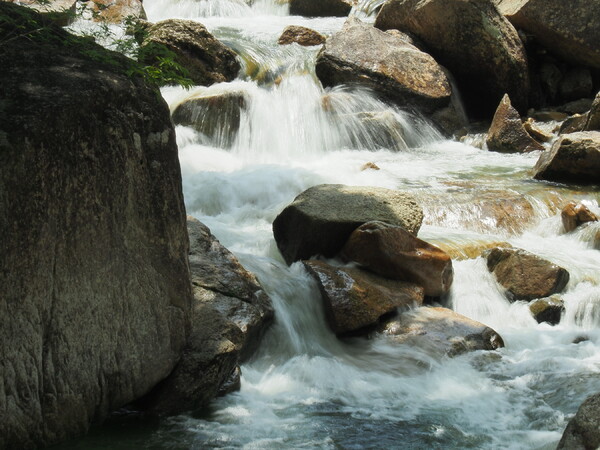 猛暑時は水温17度の渓流に浸かるのが一番