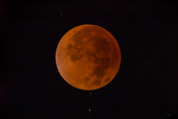 赤銅色の月