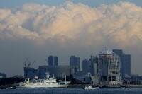 湾岸に迫る雲・・