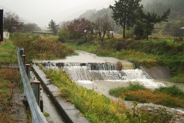 村を流れる川が増水しました。