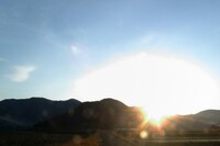 山の稜線からの朝日の出