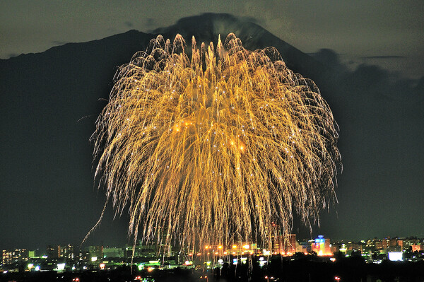 岩手山をバックに花火大会