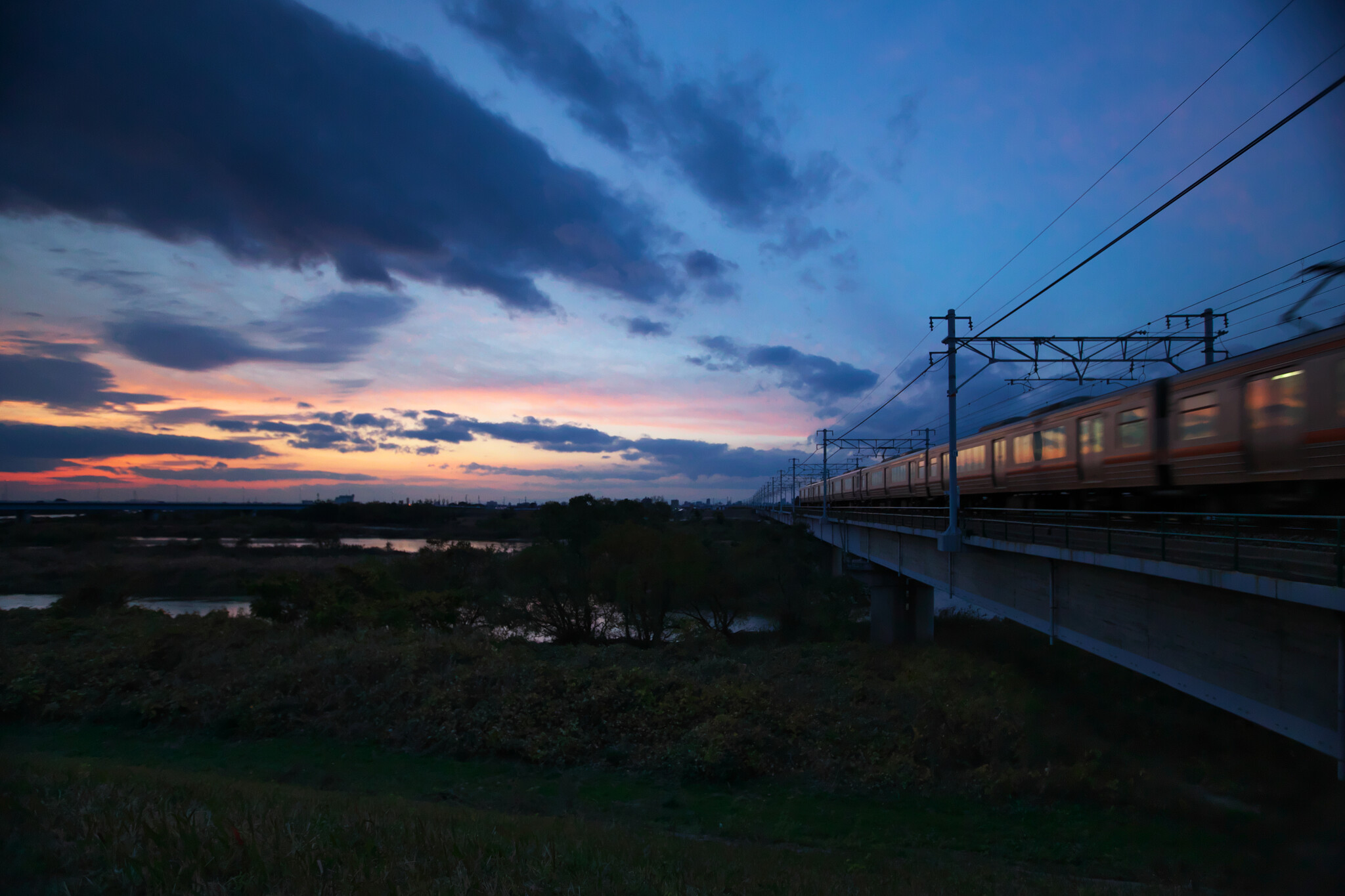 夕焼けのJR電車