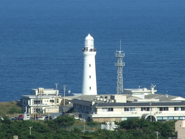 青い海と白い灯台