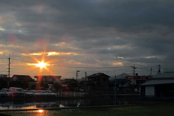 梅雨空の夕日