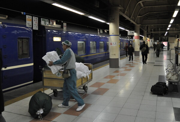 早朝の上野駅