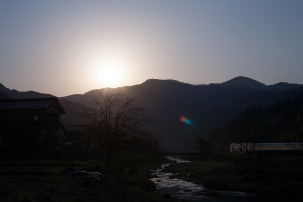 山の稜線からの朝日の出。