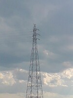 鉄塔と様々な形の雲