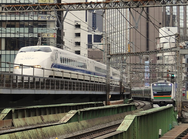 ３００系新幹線との並走風景