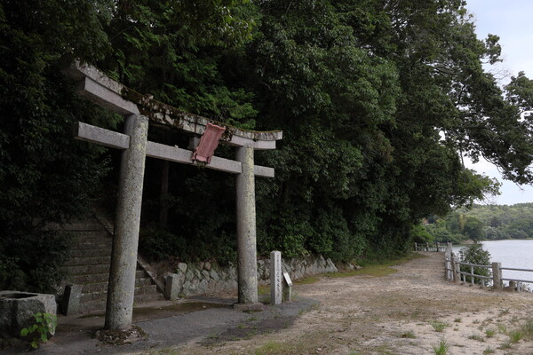 神社の裏には湖が有ります