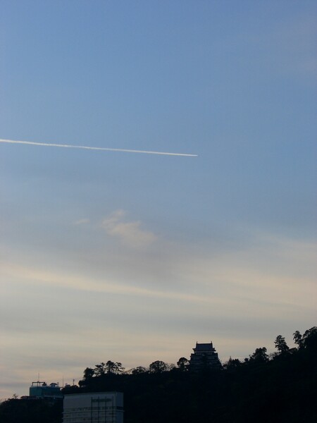 飛行機雲と熱海城