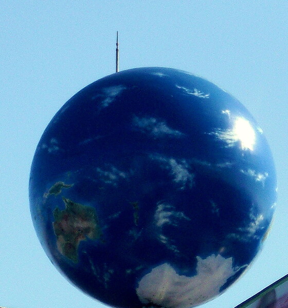 ビル屋上の地球のオブジェ