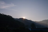 真夏の山の稜線からの朝日の出。