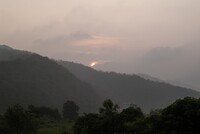 稜線と雲の間から朝日が・・
