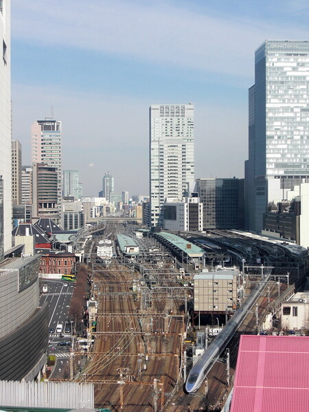 東京駅の全景と上り500系のぞみ号