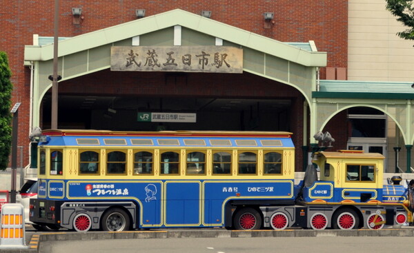 機関車バス
