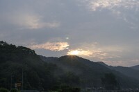 山の稜線からの朝日の出。