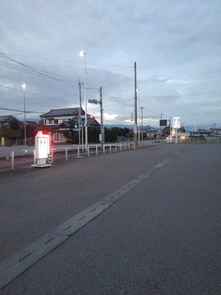 広々とした夕方のコンビニの駐車場