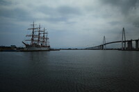 初代海王丸と新湊大橋の風景