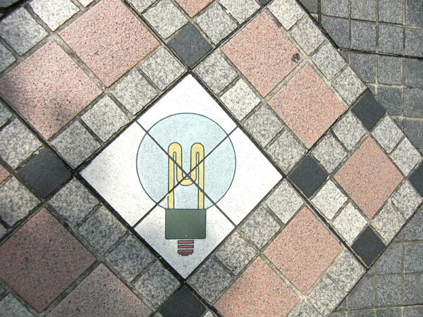 歩道のデザイン　電球