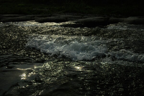 暗くてキラキラの川の流れ