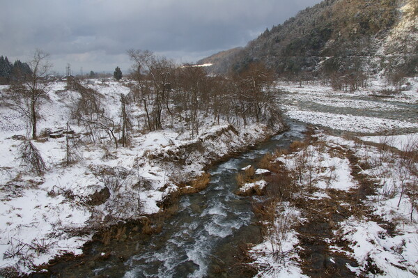 雪の早月川