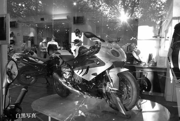 【白黒写真】オートバイ・ショップ