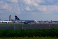 エアバスA380の見える空港風景