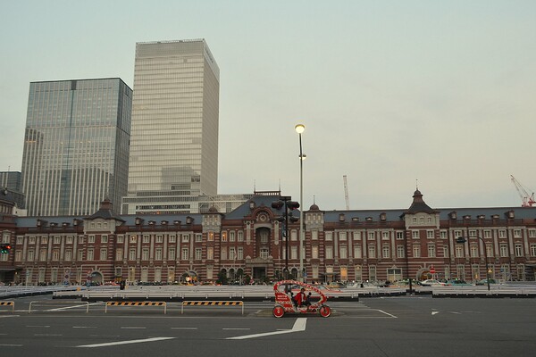 東京駅とベロタクシー