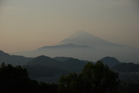 霞む霊峰富士