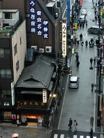 日本橋の木造瓦葺店舗のある風景