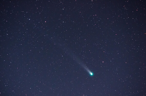 ラブジョイ彗星を横切る人工衛星