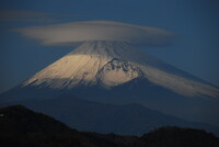 富士山に傘雲の帽子