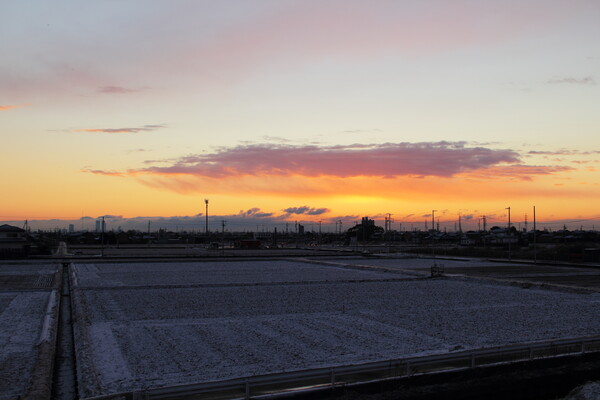 雪と朝焼けの雲