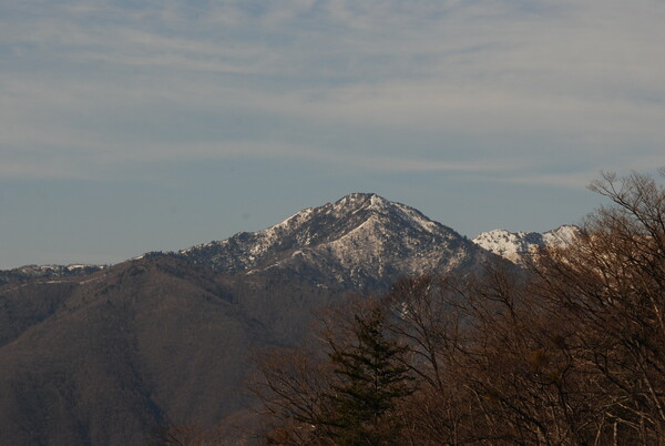 残雪の山々