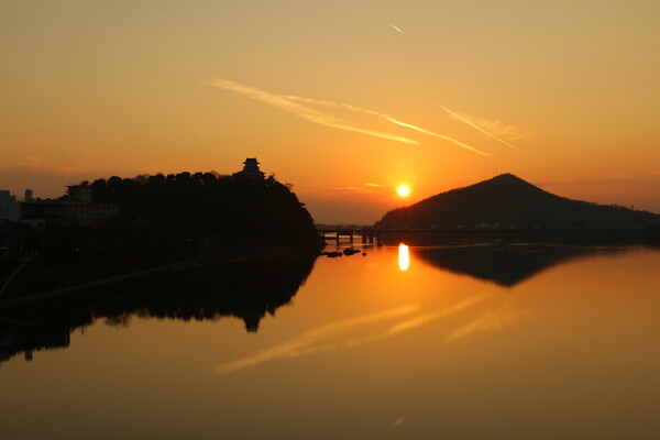 犬山城と夕日