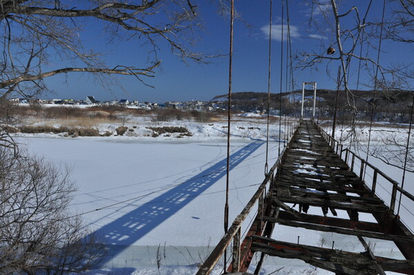 冬・朽ちる吊り橋