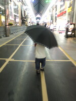 傘が歩いてる