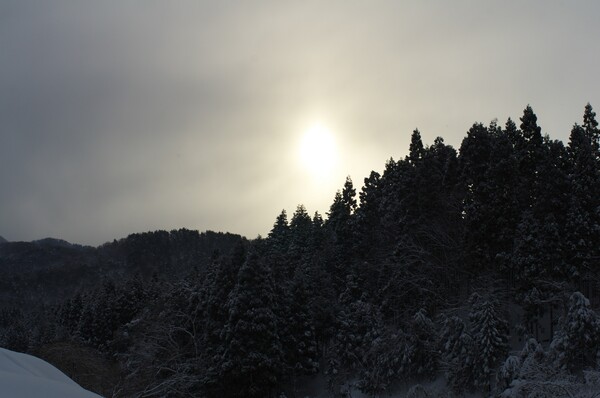 山の稜線からの日の出・・