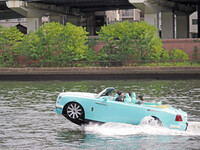 車の皮を被ったモーターボート？