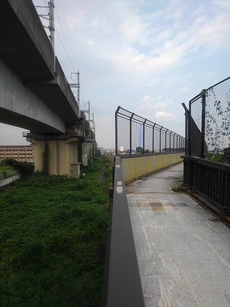 歩道専門の橋と新幹線ガード